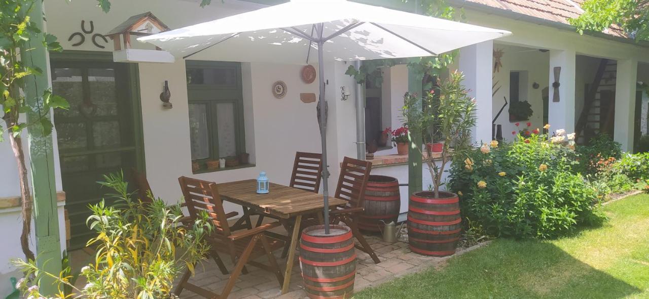 Egkoris Vendeghaz Hotel Bakonyszucs Exterior foto